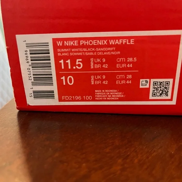 Nike Women's Sneakers in Cream and Black - Picture 3 of 9